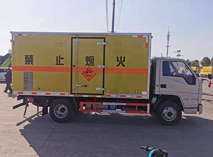 十堰爆破器材运输车工人安全操作规范与智能技术保障